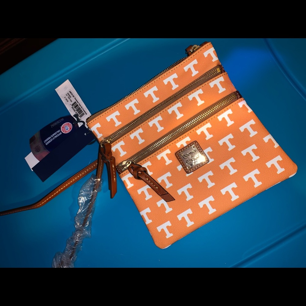 Dooney & bourke crossbody Tennessee!